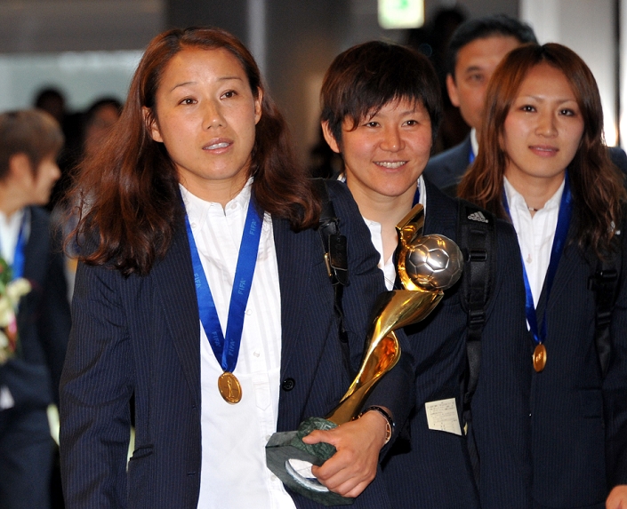 Nadeshiko Japan Makes Triumphant Return Thousands of people greeted at the airport July 19, 2011, Narita, Japan   Nozomi Yamago, left, proudly carries the World Cup trophy as Nadeshiko Japan s eleven makes the team Thousands of joyous, flag  waving supporters greeted the team as the players arrived. Thousands of joyous, flag waving supporters greeted the team as the players arrived home after beating the United States in the Soccer World Cup final.    3615   mis 