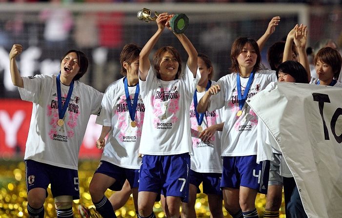 2011 FIFA Women s World Cup Nadeshiko Japan wins first place Kozue Ando  JPN , JULY 17, 2011   Football : Kozue Ando of Japan celebrates with the trophy after winning the FIFA Women s World Cup Germany 2011 Final match between Japan 2 3 1 2 United States at Commerzbank Arena in Frankfurt, Germany.
