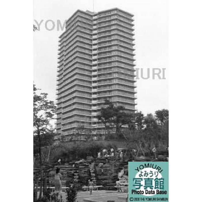 25 story all electric condominium in Nakadai, Itabashi, the highest rise in Tokyo, 1980 A 25 story high rise condominium completed in Sun City. On September 9, a completion ceremony was held for the tallest condominium in Tokyo at 71.37 meters, with 25 floors above ground, in the corner of Sun City, a private apartment complex in Nakadai 3, Itabashi Ward, Tokyo, being developed by Mitsui Fudosan  President: Azuma Tsuboi  and Asahi Kasei Corporation  President: Teru Miyazaki . With a total floor area of 20,740 square meters, the building has 192 units ranging from 2LDK  54 square meters  to 4LDK  97 square meters . Prices ranged from 17.9 million to 44.6 million yen, and the units were sold out as soon as they went on the market in November 1979. Sun City was designed to withstand an earthquake twice the magnitude of the Great Kanto Earthquake, and was built without the use of gas to prevent gas explosions, and all heating and cooking is electric. Publication