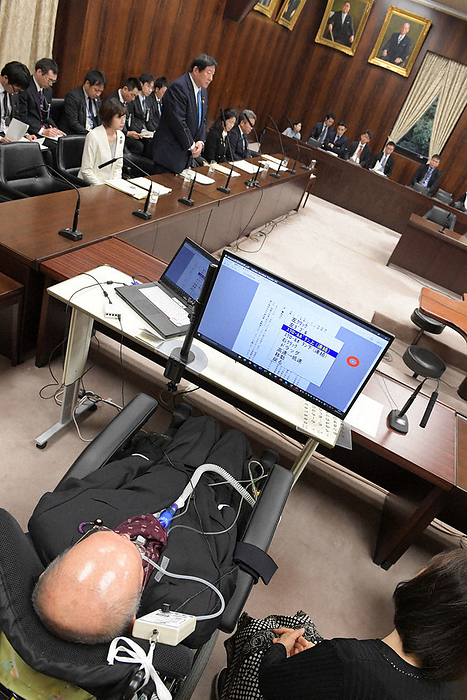 Yasuhiko Funago  foreground  of the  Reiwa Shinsengumi  using a computer and other equipment at a meeting of the Education, Culture, Sports, Science and Technology Committee of the House of Councillors. Yasuhiko Funago  foreground , a member of the  Reiwa Shinsengumi  using a computer and other equipment at the Education and Science Committee of the House of Councillors, in the National Diet, October 29, 2019, 10:24 a.m. Photo by Masahiro Kawada.