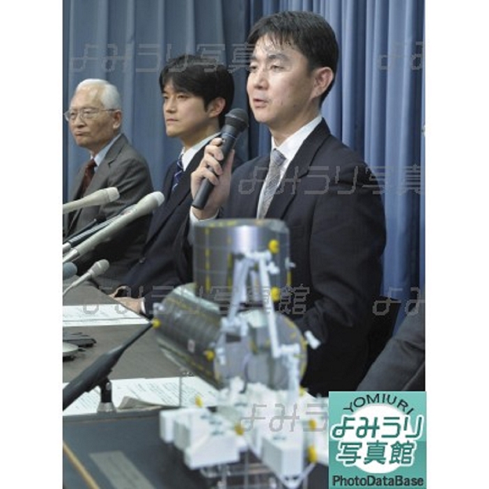 Kamemiya Yui  right  and Takuya Onishi at the press conference after being selected as astronaut candidates. Kamemiya Yui  right  and Takuya Onishi answer questions at a press conference after being selected as astronaut candidates. Mr. Yui is an Air Self Defense Force pilot and Mr. Onishi is an All Nippon Airways co pilot. Photo taken on February 25, 2009, in Tokyo s Chiyoda Ward  published in the February 26, 2009, morning edition of  From Ordinary Middle Aged Man to  Middle Aged Star   Astronaut candidates include 39 year old Yui.