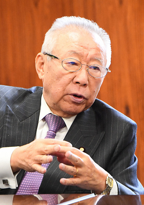 Former LDP Minister in charge of disaster prevention, Shohatsu Konoike, before the Upper House Environment Committee. Former LDP Minister of State for Disaster Prevention Shohatsu Konoike speaks with his colleagues before the opening of the Upper House Environment Committee meeting in the Diet at 0:20 p.m. on March 7, 2017  photo by Masahiro Kawada.