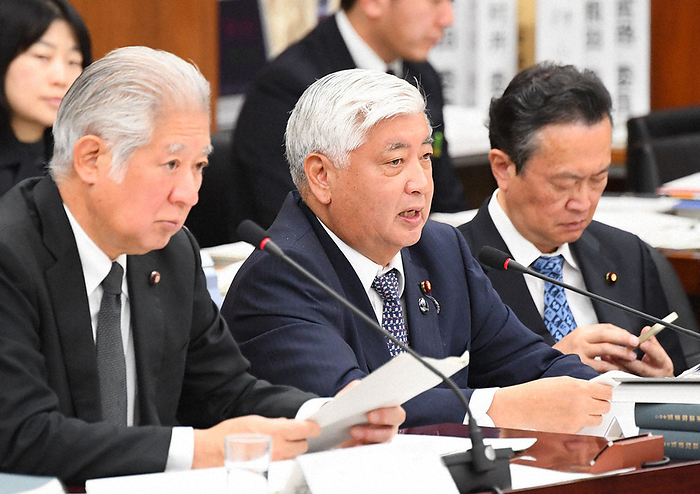 Constitutional Review Committee of the House of Representatives: Hearing of Opinions of Witnesses, etc. Gen Nakatani  center , a Liberal Democratic Party member, asks a question to a witness at the House of Representatives Constitutional Review Committee. On the left is Chairman Eisuke Mori, photographed by Masahiro Kawada at 10:06 a.m. on April 20, 2017 in the National Diet.