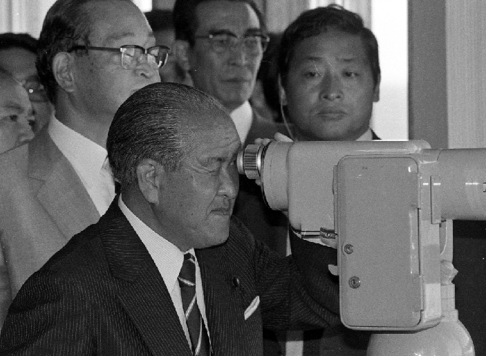 Yoshiyuki Suzuki Japan: September 10, 1981 Hokkaido   Prime Minister Zenko Suzuki, looking into a telescope, strains his eye to see the disputed islands off Japan s northernmost main island of Hokkaido during his inspection tour, the first of its kind by a premier, of the Soviet held Northern Territories at Nosappu Point. Four islands have been held by the Soviet Union since the end of Warld War II, and the Japanese government is campaigning for the return of them to its administration.  Photo by Fujifotos AFLO   3618 