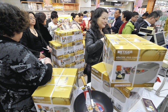 Chinese shoppers in Akihabara Buying rice cookers Chinese tourists purchase large quantities of rice cookers and other home appliances at the main LaOX store in Akihabara, Tokyo, before the store opens. LaOX, which is now under the umbrella of Suning Appliance, China s largest electronics retailer, flexibly moves up its opening time from 10 a.m., depending on the schedule of group travel. The percentage of foreign customers has increased by 10  to 60 70 , and the sales of foreign customers has increased by 1.7 times. photo taken on April 21, 2010
