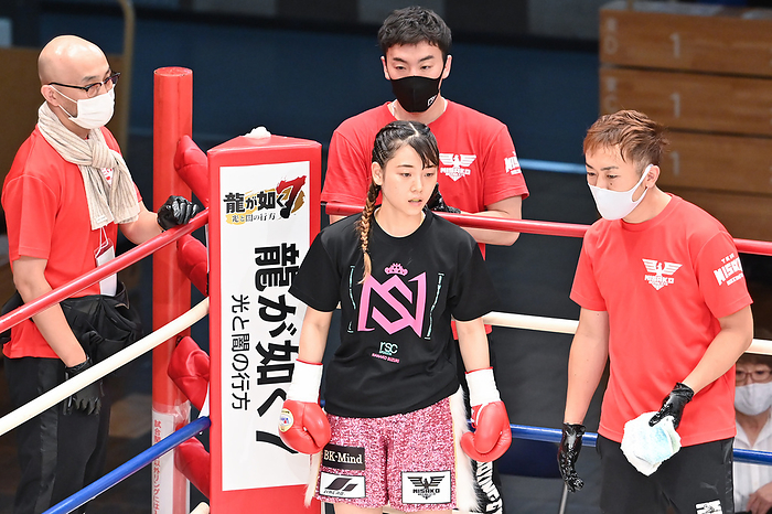 Women s Light Flyweight 4 rounds Nanako Suzuki, JULY 22, 2020   Boxing : Women s light flyweight bout at Korakuen Hall in Tokyo, Japan.  Photo by Hiroaki Yamaguchi AFLO  Keita Suzuki, trainer  Left  Kenta Kato, trainer  Middle  Daiki Shiino, trainer  Right  Nanako Suzuki, a female college student boxer, fought her first match without spectatorship after moving to a new gym.
