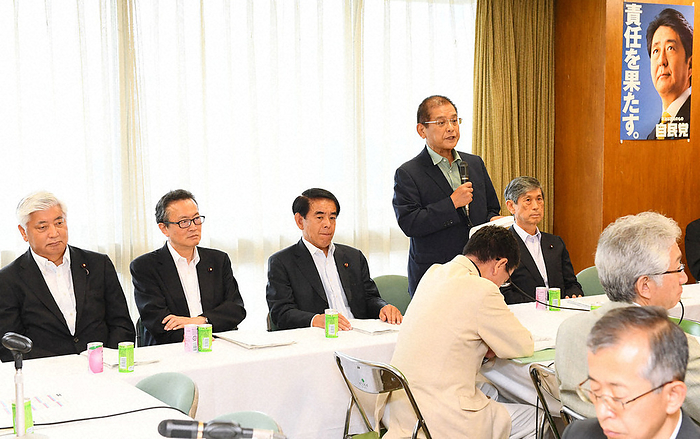 Meeting of the LDP Constitutional Reform Promotion Headquarters General Director Koji Yasuoka  second from right  addresses a meeting of the LDP Headquarters for Constitutional Reform. At far right is Vice President Masahiko Takamura. From left, Gen Nakatani, Gen Funada, and Acting Secretary General Hirofumi Shimomura at the party s headquarters in Chiyoda ku, Tokyo, July 5, 2017, 2:32 p.m. Photo by Masahiro Kawada