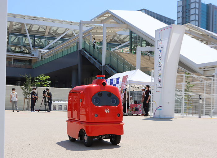 ZMP and JR East Start Up started a field test of the food delivery robot DeliRo August 12, 2020, Tokyo, Japan   Japanese robot venture ZMP demonstrates an autonomous food delivery robot DeliRo at a press preview in front of the newly opened Takanawa Gateway station in Tokyo on Wednesday, August 12, 2020. ZMP and JR East Start Up started a field test of the DeliRo to deliver Japanese noodles for customers using customers  smartphones with cashless payment.        Photo by Yoshio Tsunoda AFLO 