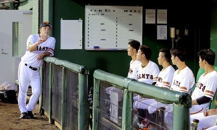 2020 Eastern League Eastern League. Giants DeNA  Giant second team manager Shinnosuke Abe holds a meeting in front of the bench after the game. Photo taken July 22, 2020, at Giants stadium. 