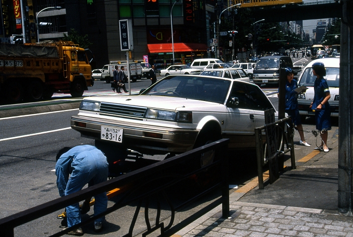Parking violation  September 5, 1993  Japan: September 5, 1993, Tokyo   A mover tows away an illygally parked car from a tow away zone in Tokyo on September 5, 1993.  Photo by Fujifotos AFLO   3618 