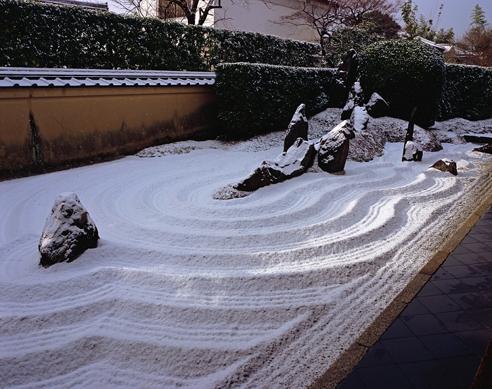 Snowy Karesansui  dry landscape  at Zuifuin Temple, Daitokuji Pagoda, Kyoto, Japan Garden design: Mirei Shigemori