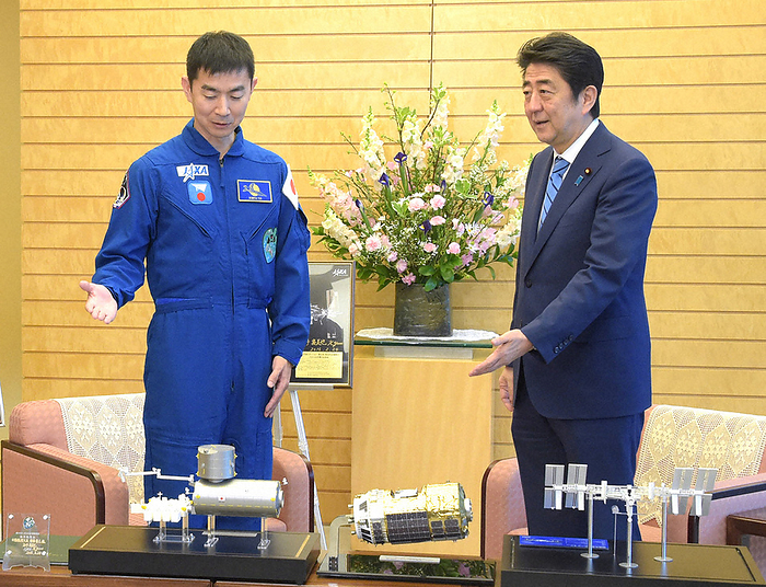 Prime Minister s Office, Astronaut Yui Prime Minister Shinzo Abe meets with Astronaut Kamemiya Yui  left  at the Prime Minister s Office on February 24, 2016, 2:40 p.m. Photo by Taro Fujii