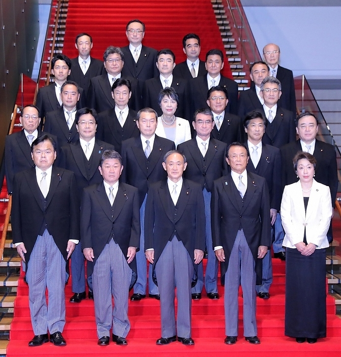 Kan s Cabinet is inaugurated Commemorative photo at the Prime Minister s Office Prime Minister Yoshihide Suga  front row, center  and other cabinet members pose for a commemorative photo at the Prime Minister s Office on September 16, 2020, at 10:19 p.m. Photo by Yuki Miyatake