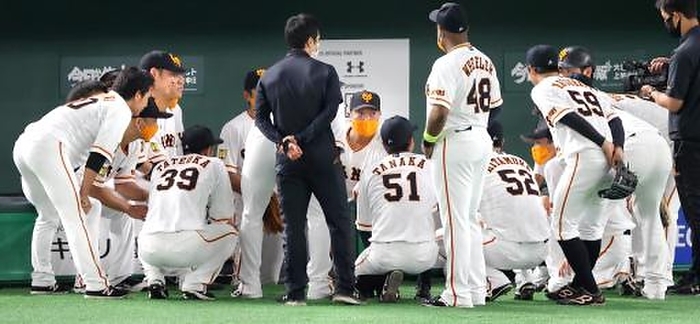 2020 Professional Baseball Giants Hanshin. Shinnosuke Abe, acting head coach of the Giants, speaks out in the center of the circle before the game. Photo taken at Tokyo Dome on September 16, 2020. 