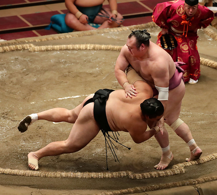 Sumo Tournament, Autumn Tournament, Day 10 Takarafuji defeats Oki no Umi  left  on Day 10 of the Sumo Grand Sumo Tournament, Ryogoku Kokugikan, September 22, 2020 date 20200922 place Ryogoku Kokugikan