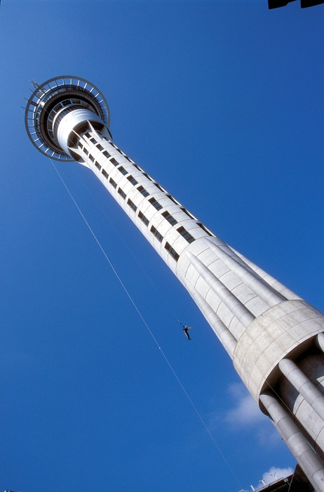 bungee jumping  from bungee jump  Bungee Jumping vom Sky Tower in Auckland   Neuseeland, Gebde, au Penn, Au Pennansicht  2006, Auckland, Sehensw digkeit, Turm, T me, Skyturm, Fernsehturm, Freizeitaktivit, Aktiviten, Bungeejumping, Bungeejumper, Sprung, springen  , hoch, Kbdia Fernsehturm, Freizeitaktivit, Aktiviten, Bungeejumping, Bungeejumper, Sprung, springen  , hoch, Kbdia, Einzelbild, Froschperspektive, Neuseeland Perspektive, Neuseeland, , Reisen, Ozeanien