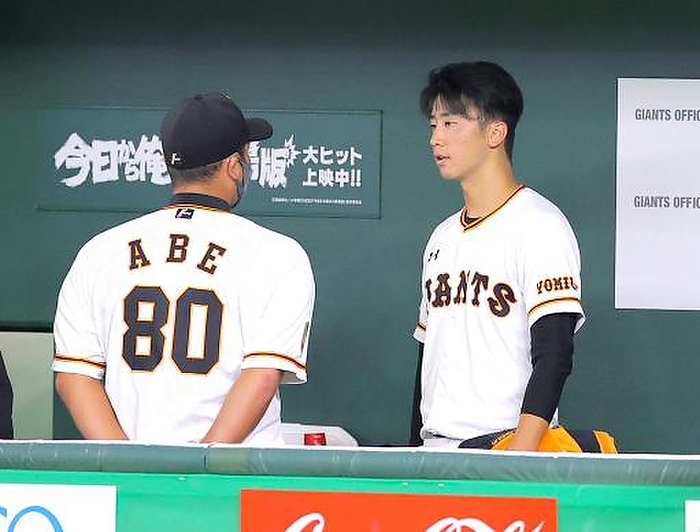2020 Professional Baseball Acting head coach Shinnosuke Abe  left  instructs Daisuke Naoe of the Giants, who was lifted from the game with one out in the fifth inning. Photo taken at Tokyo Dome on September 21, 2020. 