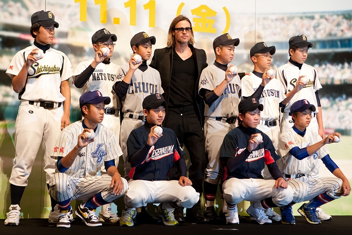 Brad Pitt and Japanese baseball players from Tohoku region, Nov 09, 2011 : Tokyo, Japan - US actor Brad Pitt (center) and Japanese baseball players from different areas in the disaster hit Tohoku region attend the Japan red carpet premiere for the film 'Moneyball'. The film will be released in Japanese theaters from November 11. (Photo by Christopher Jue/Nippon News)
