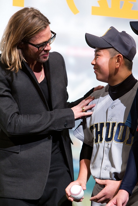 Brad Pitt and Japanese baseball players from Tohoku region, Nov 09, 2011 : Tokyo, Japan - US actor Brad Pitt attends the Japan red carpet premiere for the film 'Moneyball'. The film will be released in Japanese theaters from November 11. (Photo by Christopher Jue/Nippon News)
