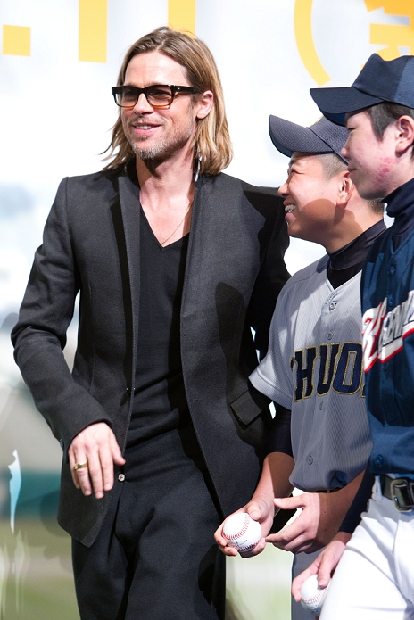 Brad Pitt and Japanese baseball players from Tohoku region, Nov 09, 2011 : Tokyo, Japan - US actor Brad Pitt attends the Japan red carpet premiere for the film 'Moneyball'. The film will be released in Japanese theaters from November 11. (Photo by Christopher Jue/Nippon News)