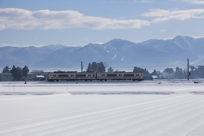 Daisen City, Akita Prefecture Snow and a regular train Yariminnai Station   Hago Nagano Station