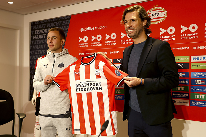 Netherlands: PSV presents Mario Gotze PSV s new signing player Mario Gotze  L  poses with technical manager John de Jong during his presentation in Eindhoven, Netherlands, October 8, 2020.  Photo by Pro Shots AFLO 