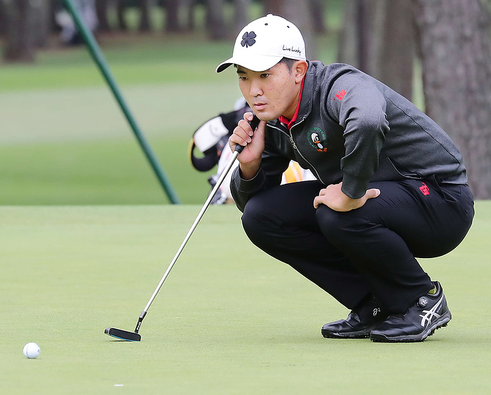 2020 Japan Open, Day 2 Takumi Kanaya reads the line for a birdie putt on the 18th on the second day of the Japan Open golf tournament at Murasaki CC Sumire, Chiba, Oct. 16, 2020 photo date 20201016 photo location Murasaki CC Sumire, Chiba