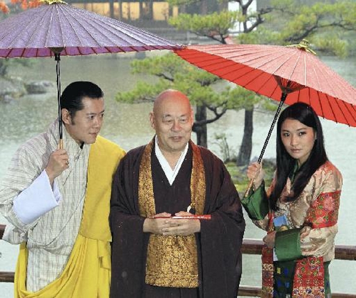  The King and Queen of Bhutan Visits Japan Visit to Kinkakuji Temple King Wangchuck of Bhutan  left  and Queen Jetsun Pema of Bhutan tour the Kinkakuji Temple, guided by Chief Priest Arima  center , at 8:18 a.m. on April 19 in Kita ku, Kyoto.