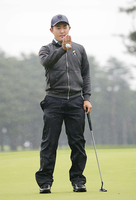2020 Japan Open, Day 3 Takumi Kanaya reads the line for a birdie putt on the 18th on the third day of the Japan Open golf tournament at Murasaki CC Sumire, Chiba, Japan, October 17, 2020 photo date 20201017 photo location Murasaki CC Sumire, Chiba, Japan