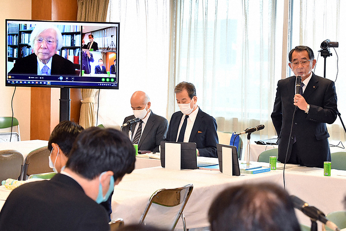 Dr. Tadashi Shiotani  far right , Chairperson of the LDP, addresses the meeting of the Project Team  PT  to Study the Role of Academia in Policy Making, which is discussing the future of the Science Council of Japan. Second from right is Kiyoshi Kurokawa and third from right is Takashi Onishi. Mr. Hiroyuki Yoshikawa, who participated online, is on the left of the monitor screen. Dr. Tadashi Shiotani  far right , Chairperson of the LDP, addresses the meeting of the Project Team  PT  to Study the Role of Academia in Policy Making, which is discussing the future of the Science Council of Japan. Second from right is Kiyoshi Kurokawa and third from right is Takashi Onishi. On the left of the monitor screen is Hiroyuki Yoshikawa, who participated online. Photo by Emi Naito at 0:40 p.m. on October 1, 2020.