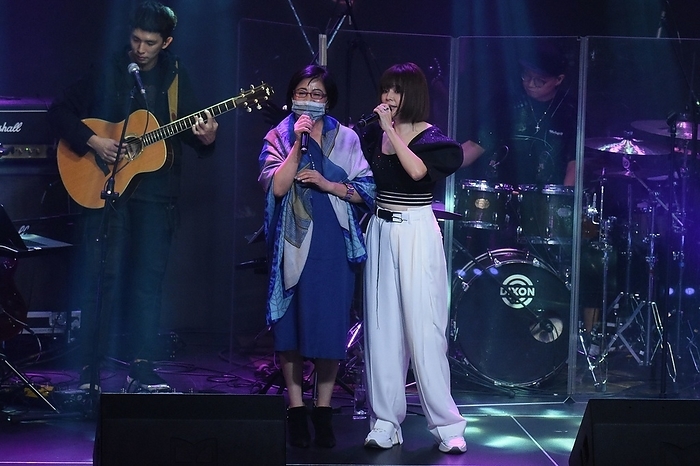 Vivian Hsu, Oct 27, 2020 : Vivian Hsu (R) holds a concert at V Live to promote her new album 