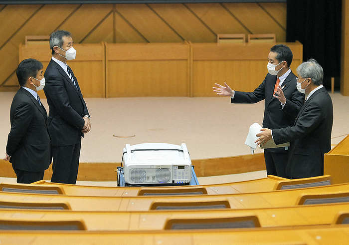 Minister of State for Science and Technology Shinji Inoue  3rd from left  visits the Science Council of Japan and inspects the auditorium with President Takaaki Kajita  2nd from left . Minister of State for Science and Technology Shinji Inoue  3rd from left  visits the Science Council of Japan and inspects the auditorium with President Takaaki Kajita  2nd from left  at 0:42 p.m. on October 29, 2020 in Minato ku, Tokyo.