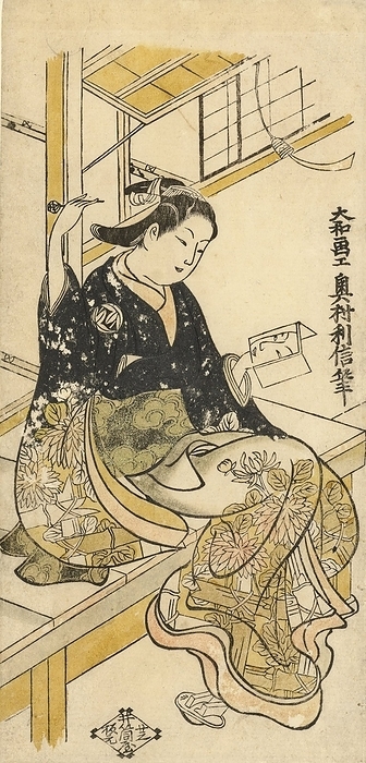 Woman with hand mirror, Woman in kimono with a pattern of chrysanthemums growing through fencing, sitting on a porch, in her left hand a mirror in which the reflection of her face, in her right hand a hair pen., Okumura Toshinobu (mentioned on object), Japan, 1728 - 1732, paper, copper powder, h 310 mm × w 151 mm