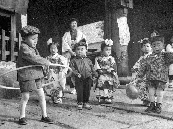 The Hula Hoop Boom  November 15, 1958  Hula hoop, the rage  November 15, 1958 : Children visiting the Shichi Go San Festival also spin the hoop in their sunny clothes  November 15, 1958, at Osaka Temmangu Shrine in Kita Ward, Osaka City .