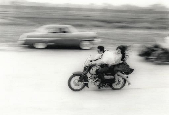  usage warning Kaminari zoku  August 19, 1959 : The  Kaminari zoku,  a group of young people who ride around on motorcycles with their mufflers removed and their explosions roaring, are all the rage among the younger generation. Many people were killed or injured due to speeding.