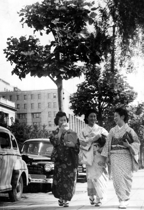     Women in kimonos  May 27, 1948 : Hot weather continued day after day in Tokyo, and women in full summer attire became more noticeable  in Marunouchi, Tokyo . Postwar reconstruction related.