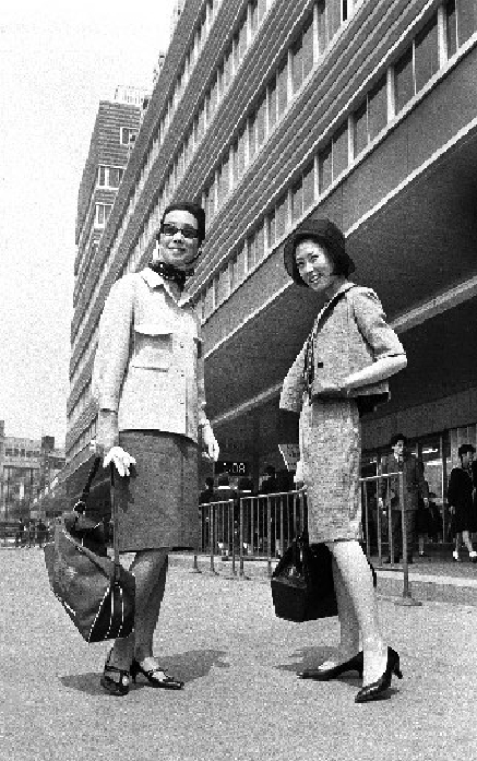  usage warning Women s Fashion  April 20, 1963 : With the travel boom, more and more women enjoyed short trips, and two pieces and ensembles were in fashion, which could be combined in various ways. Scarves and accessories changed the atmosphere. Osaka.