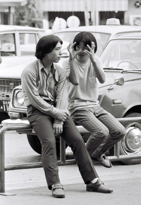 Young people called the Hutens, the Yeaye, the Hippies, etc. showed up. By the way, what tribe are these two cool guys wearing rings? In front of Kokura Station, Kokura-ku, Kitakyushu City, Fukuoka Prefecture. (July 1, 1968)