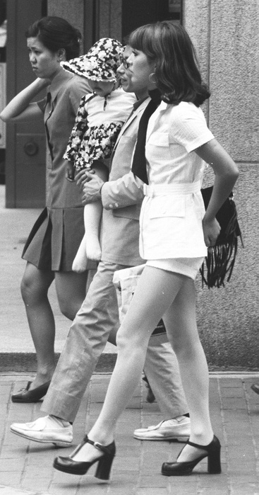     Summer Fashion  June 11, 1971 : hot pants, safari jacket. At Ginza, Tokyo.