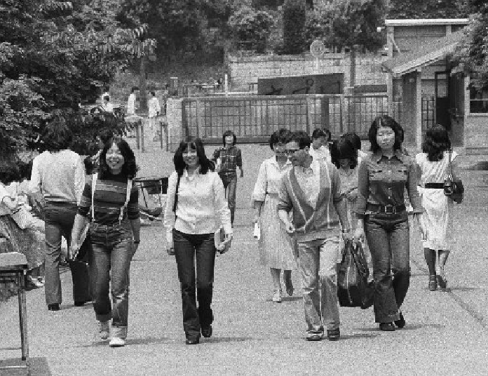 Jeans are in vogue  May 27, 1977 : Female students wearing jeans to school at Waseda Univ. In Shinjuku Ward, Tokyo. Jeans are in vogue  May 27, 1977 : Female students wearing jeans to school at Waseda Univ. In Shinjuku Ward, Tokyo.