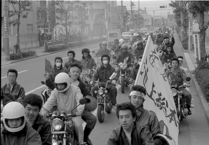 Bikers (November 22, 1978): After the dissolution ceremony, the members of the bikers Route 20 Ikegami General Headquarters head for Kanagawa.