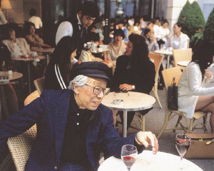 Harajuku Culture  Taken in June 1999  Kensuke Ishizu  June 1999 : Designer Kensuke Ishizu relaxes on the terrace of a caf  in Omotesando, Tokyo. He is dressed in a manner that belies his longevity.