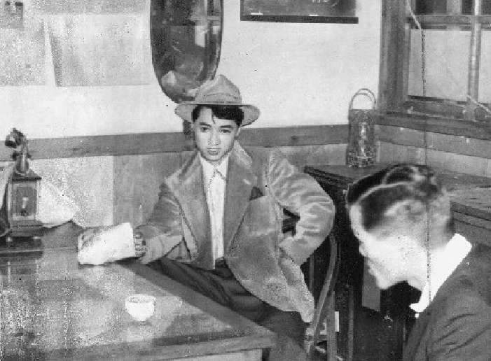 Nihon University Gang Incident  September 24, 1950  Hiroyuki Yamagai being interrogated  September 24, 1950 : Hiroyuki Yamagai, 19, a driver for Nichidai who robbed Nichidai of 1.9 million yen in cash after robbing his car on his way home from the bank, was arrested after 50 hours and interrogated at the Omori Police Station of the Metropolitan Police Department. It is said to be the most famous apr s crime . This young man, who wanted to pretend to be Nisei and speak one word of English, spent the money he took on fashion for himself and his girlfriend. The hat, jacket, and pocket chief on his chest are striking.