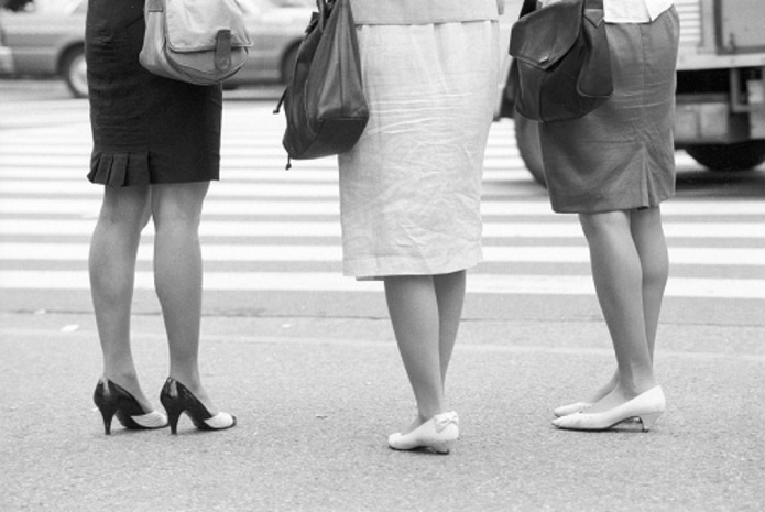 The popularity of high-class pantyhose (July 23, 1988): High-grade pantyhose are gaining popularity, partly due to the mini-skirt boom. Ginza, Tokyo.