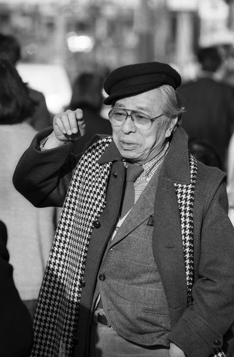  Caution Kensuke Ishizu  December 27, 1988 : Kensuke Ishizu, founder of VAN, the man behind Japan s Ivy look. On the street in Aoyama 3 chome.