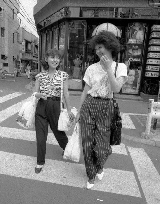  usage warning Young man in monp   around June 1980 : Young man walking down Omotesando, the  Harajuku Champs Elysees,  in monp   new pants . They are either all black or black with white vertical stripes. However, they call them  New Pants  instead of monp . I bought them because they are in fashion right now. I bought them at Shibuya this spring for 6,900 yen. My mother said they were mongpei, but I like them. Because war is nothing to do with us.