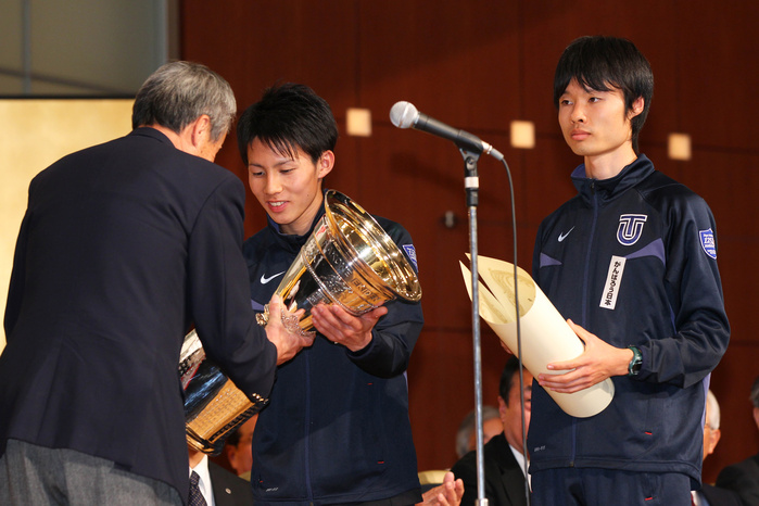 Closing Ceremony of the 88th HAKONE EKIDEN Toyo University completes V with a new record in the event  L to R  Hiroyuki Uno, Ryuji Kashiwabara  Toyo Univ  January 3, 2012   Ekiden : The 88th Hakone Ekiden Race, Closing The 88th Hakone Ekiden Race, Closing Ceremony at Tokyo, Japan.   Photo by AFLO SPORT   1045 .