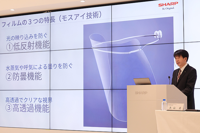 Sharp unveils the high performance face shied featuring low reflections and antifogging November 9, 2020, Tokyo, Japan   Japan s electronics giant Sharp unveils the high performance face shield featuring low reflections and antifogging at the company s Tokyo office in Tokyo on Monday, November 9, 2020. The new face shield which has processed as moth eye structure on the surface of a high transparent polycarbonate film will go on sale from this month.         Photo by Yoshio Tsunoda AFLO 