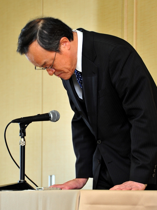 Olympus Loss Concealment Issue President Takayama resigned in April January 18, 2012, Tokyo, Japan   President Shuichi Takayama of scandal tinted Olympus makes his apology at the start of a news conference in Tokyo on Wednesday, January 18, 2012. Takayama told the news conference that the current leadership, including Takayama himself, would remain in office for another three months as the camera and medical equipment maker prepared for an extraordinary shareholders  meeting in the latter half of April.   Olympus set up the news conference a day after the company appointed independent panel cleared auditing firms from responsibility for the company s accounting scandal but found five current and former individual auditors culpable, which means Olympus won t take legal action against its outside accounting firms for failing to uncover a 13 year effort to hide  1.5 billion in investment losses.  Photo by Natsuki Sakai AFLO  AYF  mis 