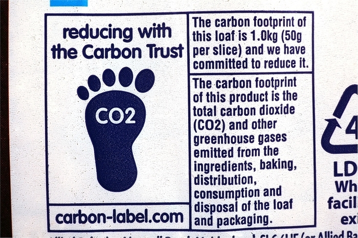 Carbon footprint label Carbon footprint label. Label on a food product showing its carbon footprint. This is an indication of the impact the production, distribution, consumption and disposal of the food and its packaging have on the environment through the release of greenhouse gases such as carbon dioxide. These gases contribute to global warming. This labelling scheme is operated and certified by the Carbon Trust, a company established in England and Wales in 2001 to help companies and governments reduce their carbon footprints.